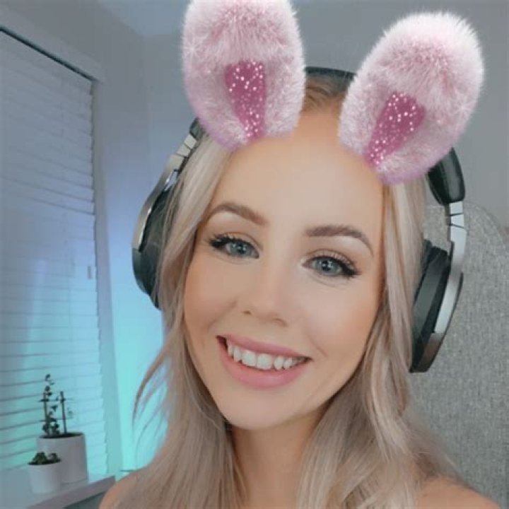 Nalopia (TikTok Star) - Age, Birthday, Bio, Facts, Family, Net Worth, Height & More