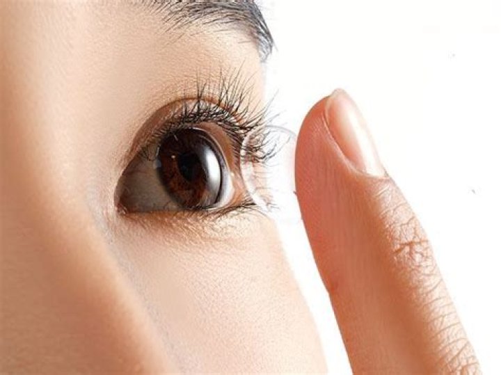 
Ophthalmologist Shares Shocking Video Removing 23 Contact Lenses from a Patient’s Eye 