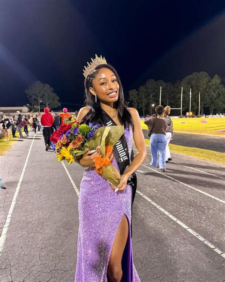 Paris Moore (Dancer) - Age, Birthday, Bio, Facts, Family, Net Worth, Height & More