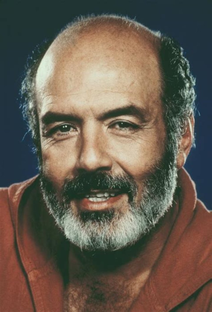 How tall was Pernell Roberts