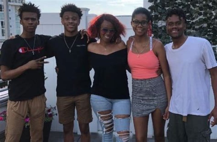 Praise Mary Ella Simmons – Celebsgraphy