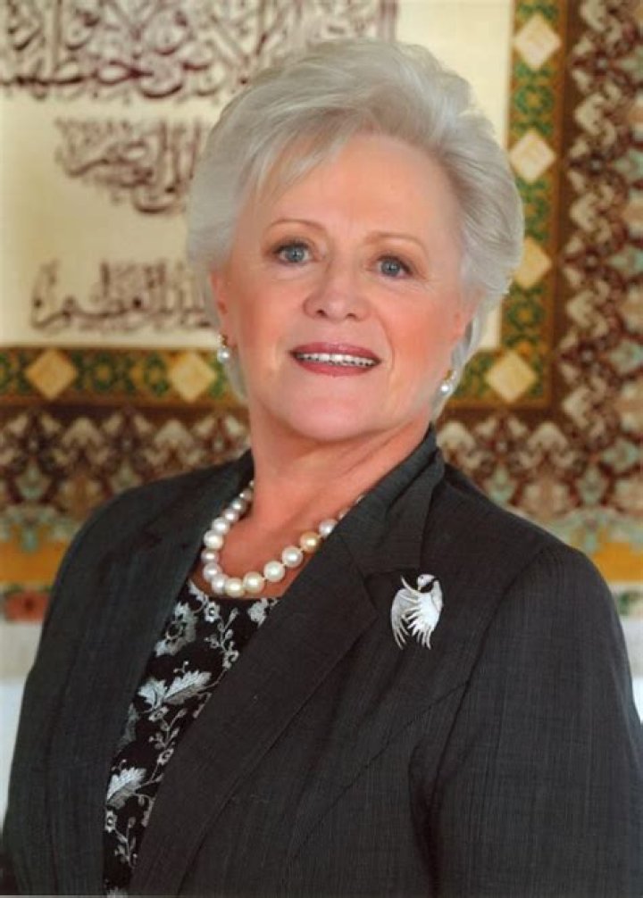 Princess Muna al-Hussein Biography, Age, Height, Wife, Net Worth and Family