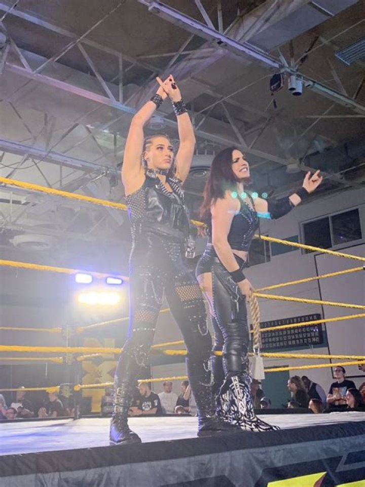 Reina González (Wrestler) - Age, Birthday, Bio, Facts, Family, Net Worth, Height & More