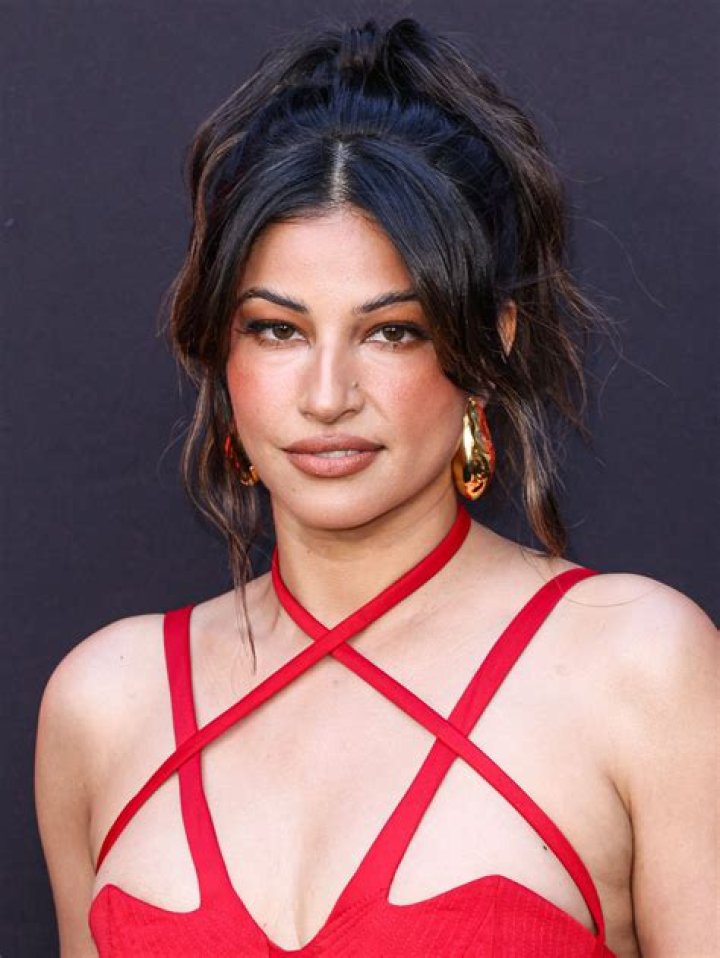 How tall is Richa Moorjani