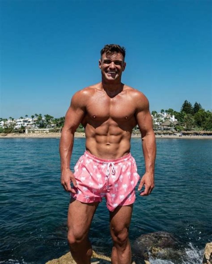 Rob Lipsett (YouTube Star) - Age, Birthday, Bio, Facts, Family, Net Worth, Height & More