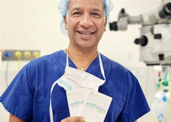 How tall is Rob Paul