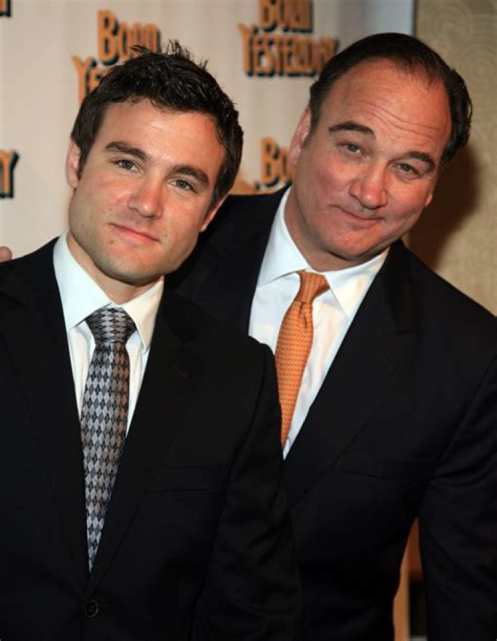 Robert Belushi (TV Actor) - Age, Birthday, Bio, Facts, Family, Net Worth, Height & More