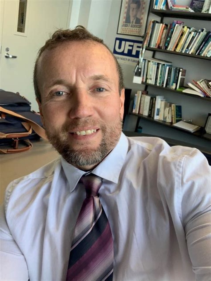 Robert Gallagher Biography, Age, Height, Wife, Net Worth, Family