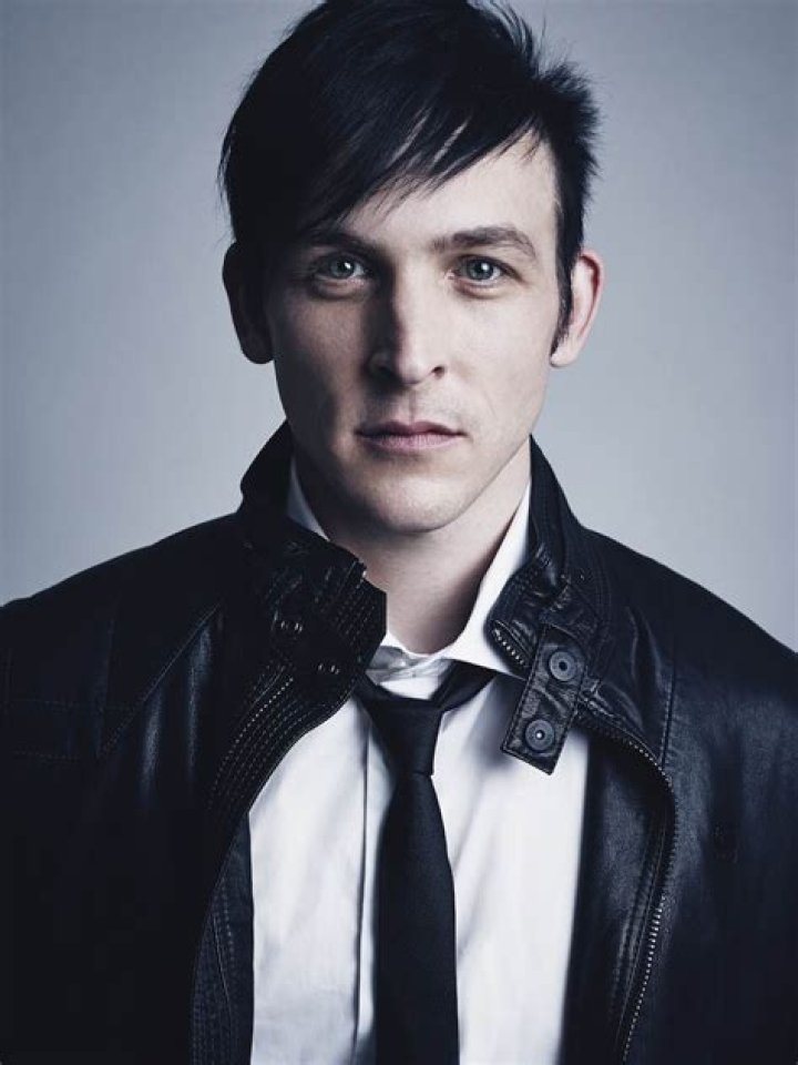 Robin Lord Taylor (TV Actor) - العمر ، تاريخ الميلاد ، السيرة الذاتية ، الحقائق ، الأسرة ، صافي الثروة ، الطول والمزيد
