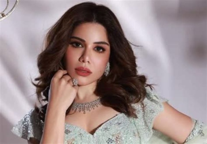 Roshni Bhatia (YouTube Star) - Age, Birthday, Bio, Facts, Family, Net Worth, Height & More