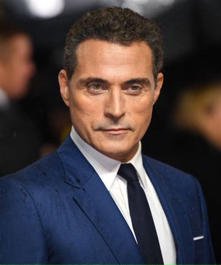 How tall is Rufus Sewell
