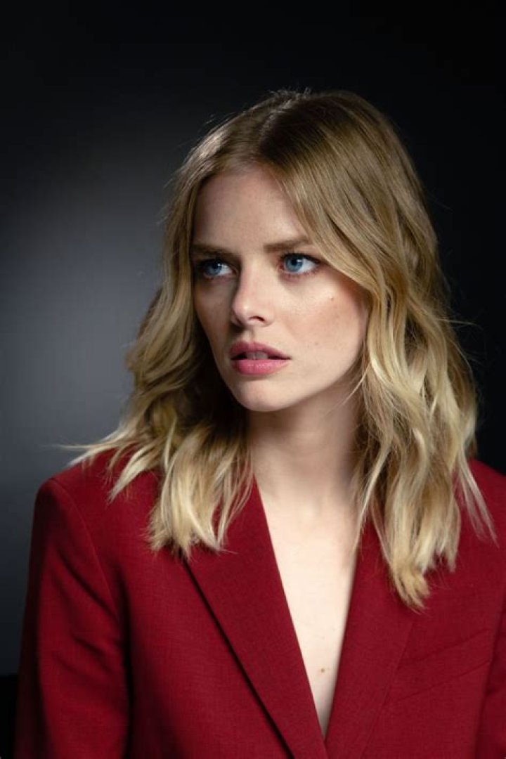 How tall is Samara Weaving