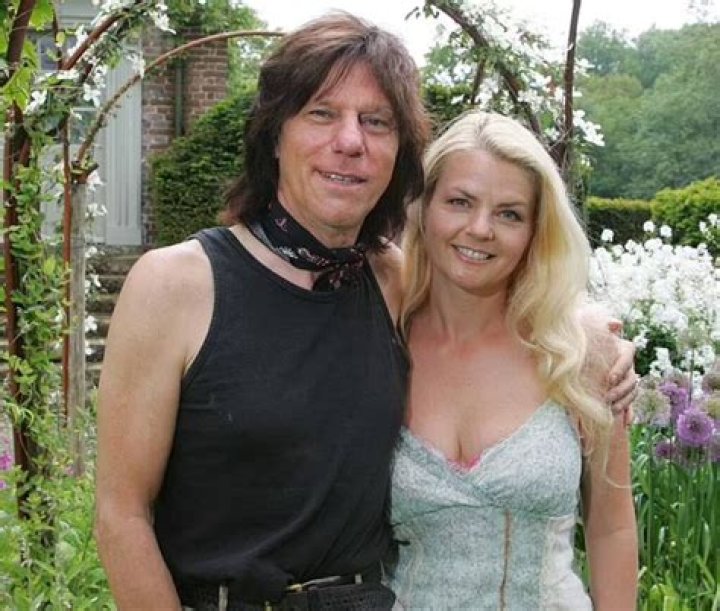 Who is Sandra Cash? Wiki, Age, Family, Net Worth & Facts About Jeff Beck’s Wife