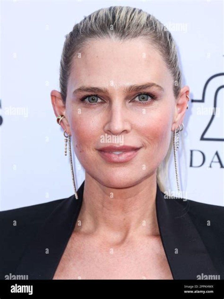 Sara Foster (TV Actress) - Age, Birthday, Bio, Facts, Family, Net Worth, Height & More