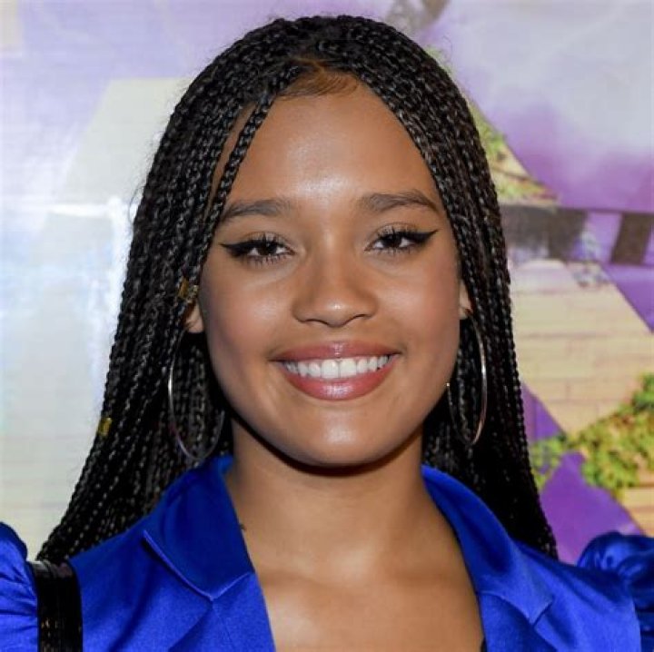 Sara James (YouTube Star) - Age, Birthday, Bio, Facts, Family, Net Worth, Height & More