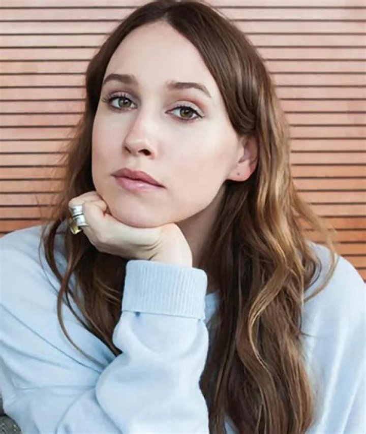 Sarah Sutherland Biography, Age, Height, Husband, Net Worth, Family