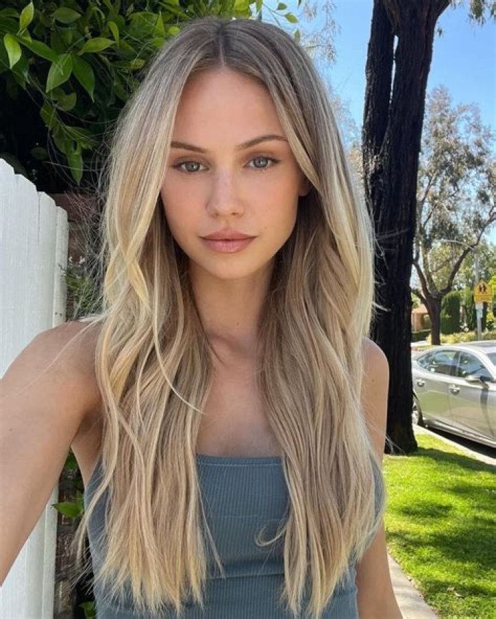 Scarlett Leithold (Model) - Age, Birthday, Bio, Facts, Family, Net Worth, Height & More