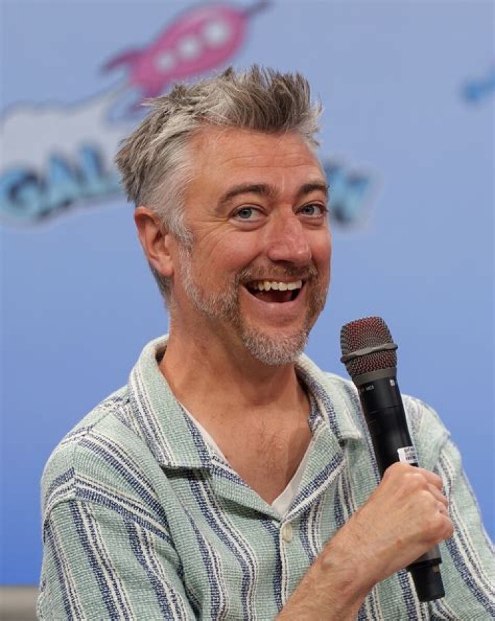 How tall is Sean Gunn