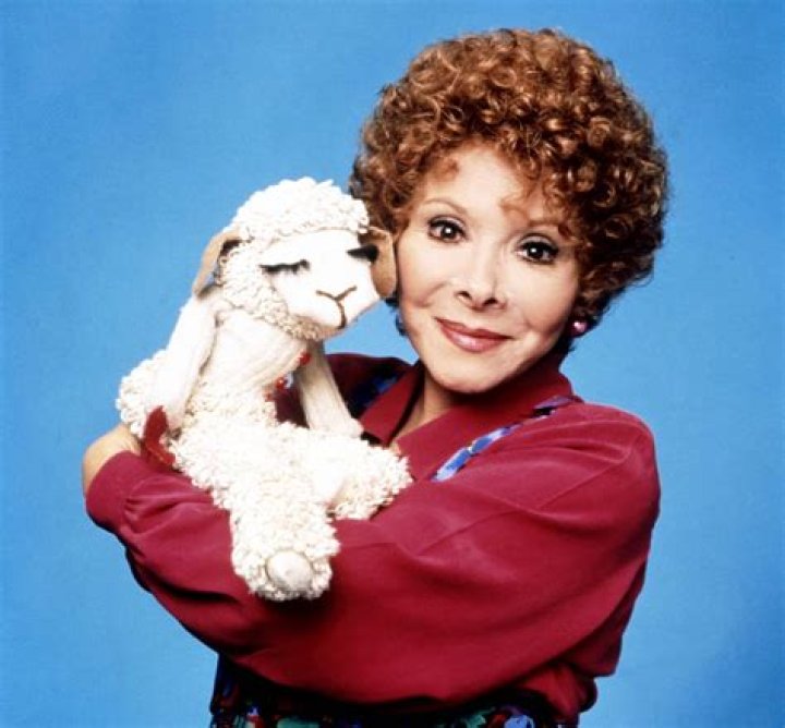 Shari Lewis (Puppeteer) - Age, Birthday, Bio, Facts, Family, Net Worth, Height & More