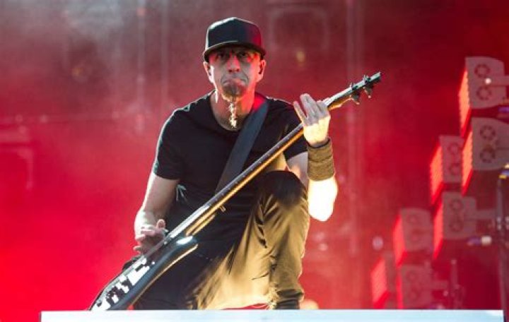 Shavo Odadjian (Bassist) - Age, Birthday, Bio, Facts, Family, Net Worth, Height & More