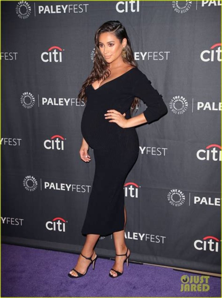 Congrats!Shay Mitchell Announces Pregnancy With Glowing Baby Bump Pic