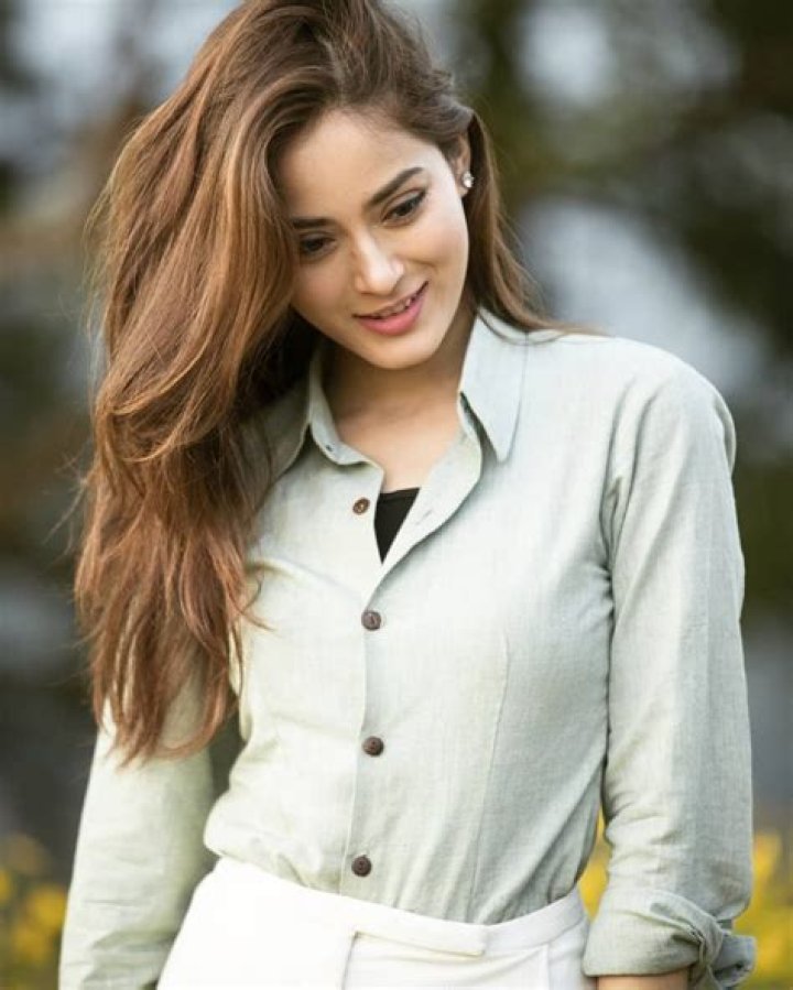 Shrinkhala Khatiwada Biography, Age, Height, Husband, Net Worth, Family