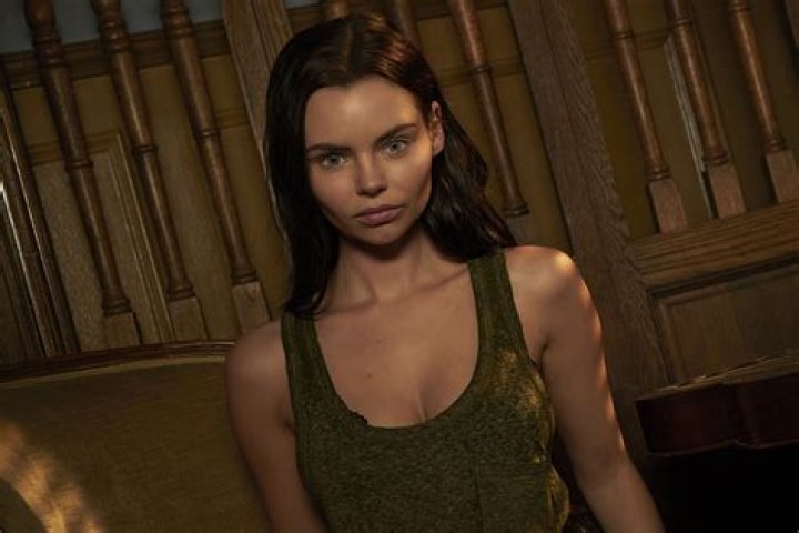 It’s Not Easy Being a Mermaid — Just Ask ‘Siren’ Stars Eline Powell and Alex Roe