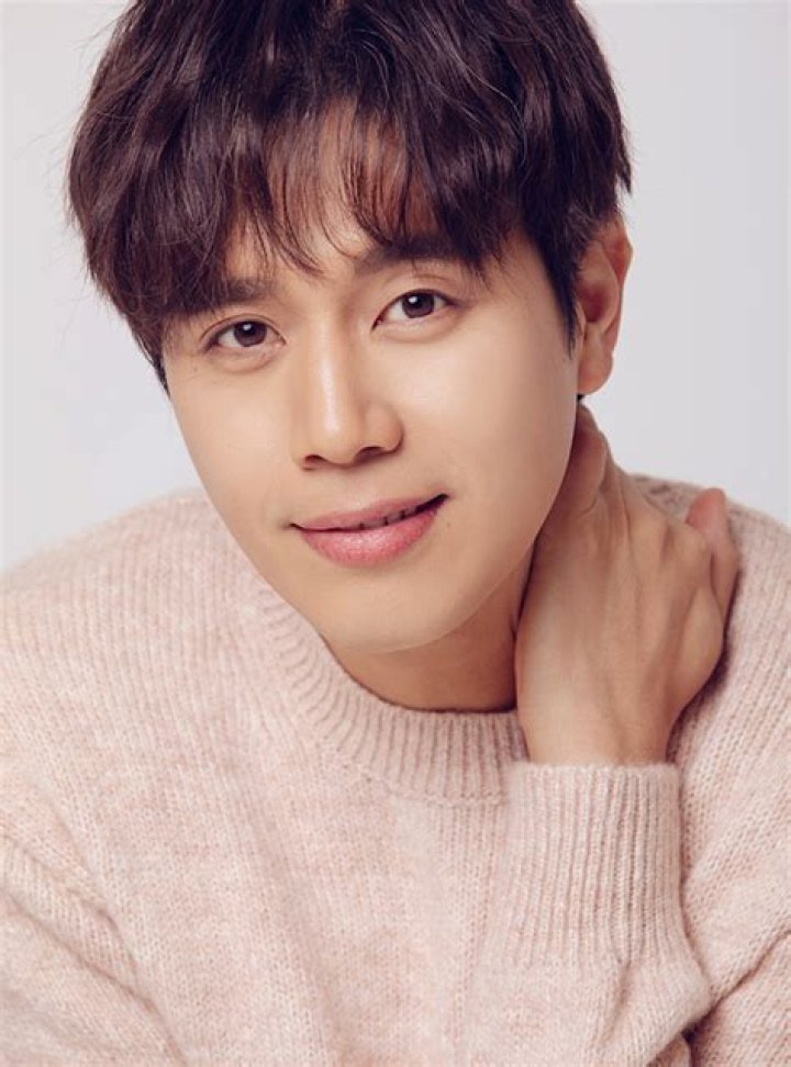 Son Jun-ho Biography, Age, Height, Wife, Net Worth, Family