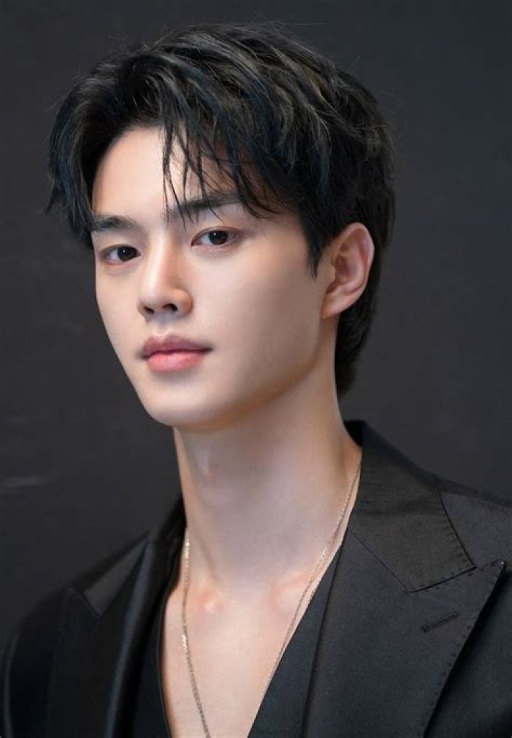 Song Kang Biography, Age, Height, Wife, Net Worth, Family