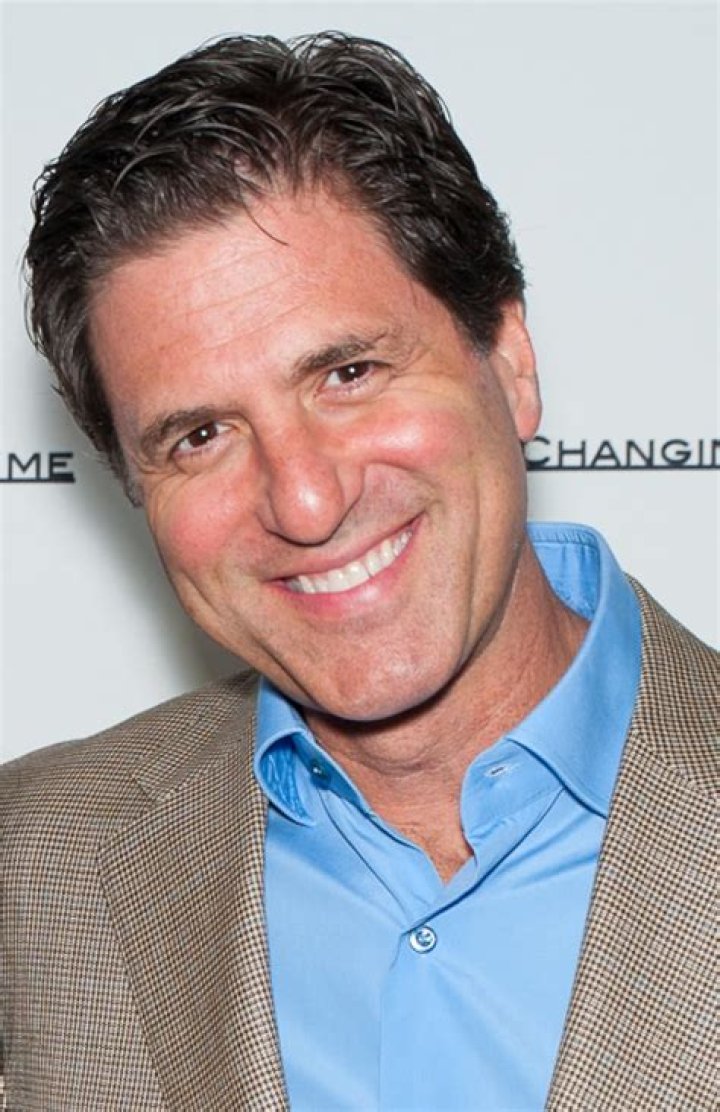 Steven Levitan (Screenwriter) - Age, Birthday, Bio, Facts, Family, Net Worth, Height & More