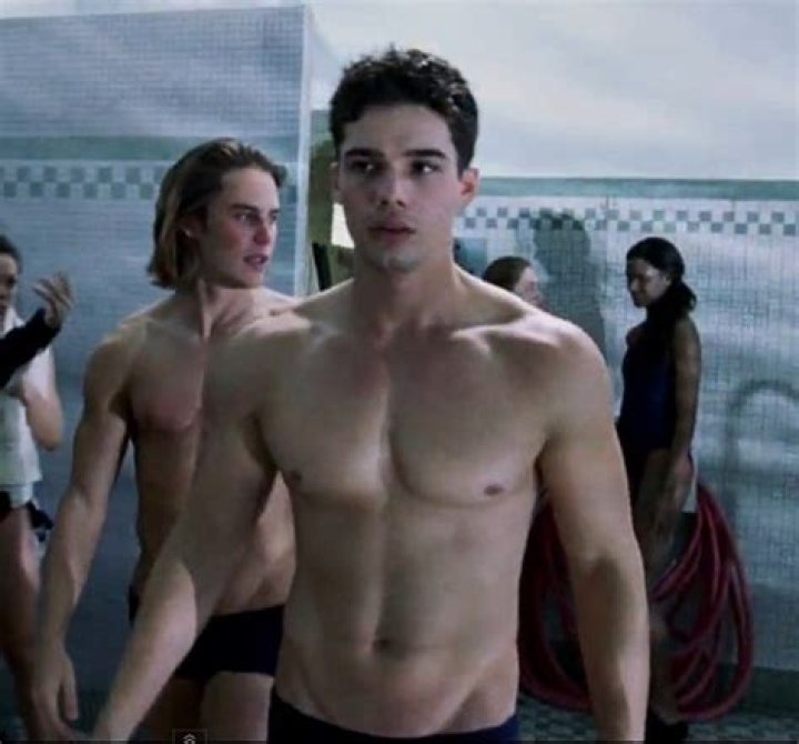 How tall is Steven Strait