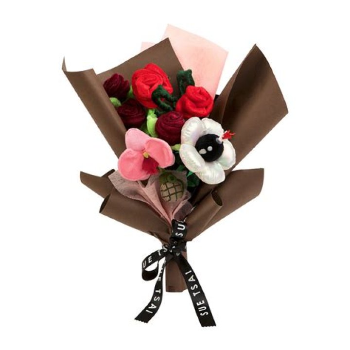 Sue Tsai (Painter) - Age, Birthday, Bio, Facts, Family, Net Worth, Height & More