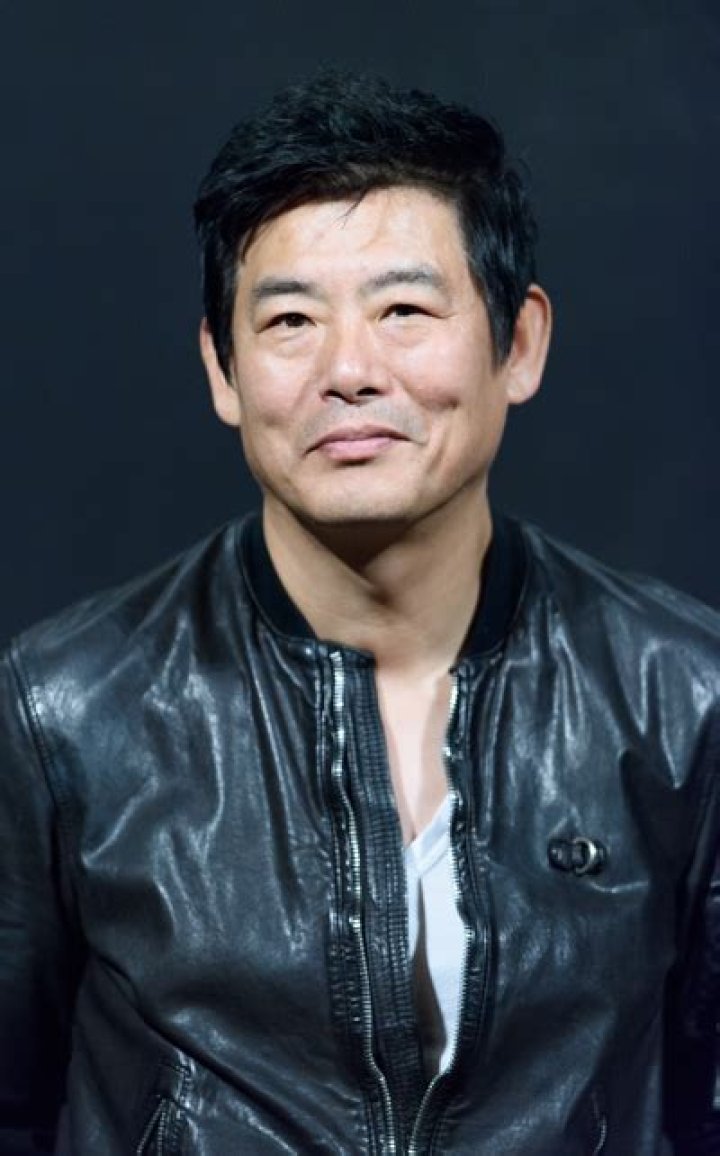Sung Dong-il (Movie Actor) - Age, Birthday, Bio, Facts, Family, Net Worth, Height & More
