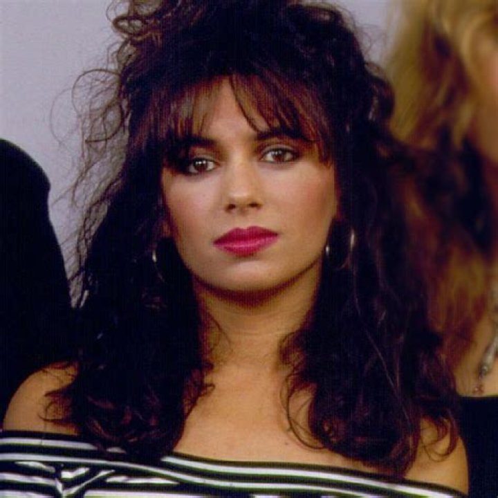Susanna Hoffs (Pop Singer) - Age, Birthday, Bio, Facts, Family, Net Worth, Height & More