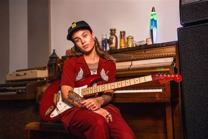 Tash Sultana (R&B Singer) - Age, Birthday, Bio, Facts, Family, Net Worth, Height & More