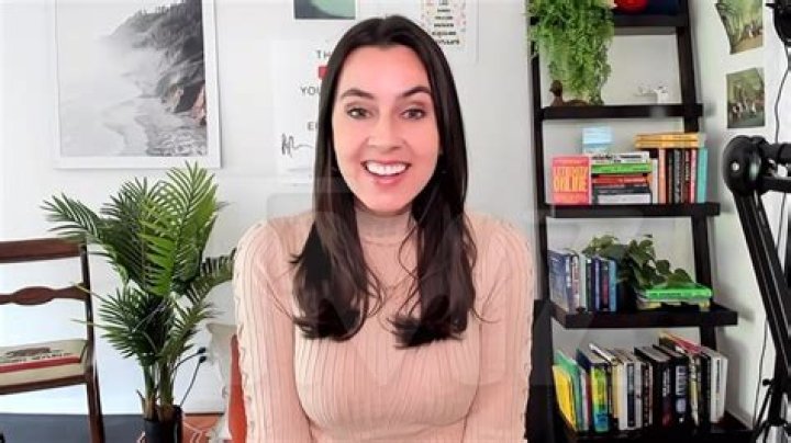 Taylor Lorenz (Journalist) - Age, Birthday, Bio, Facts, Family, Net Worth, Height & More