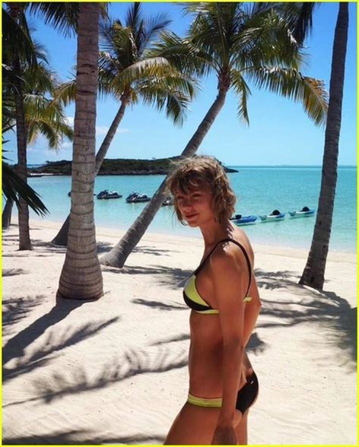 #GoalsTaylor Swift and Calvin Harris Share Romantic Photos From Tropical Island Getaway
