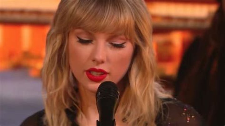 Taylor Swift Rocked the MTV VMAs Stage With ‘Lover’ and ‘You Need to Calm Down’