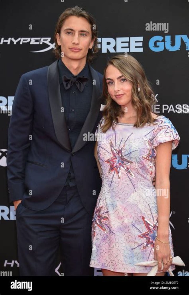 Tess Levy (Movie Actress) - Age, Birthday, Bio, Facts, Family, Net Worth, Height & More