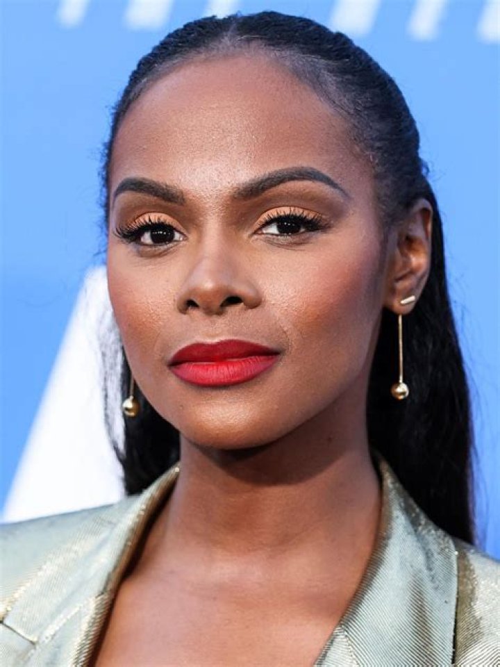 How tall is Tika Sumpter