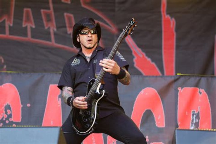 Tom Maxwell (Guitarist) - Age, Birthday, Bio, Facts, Family, Net Worth, Height & More