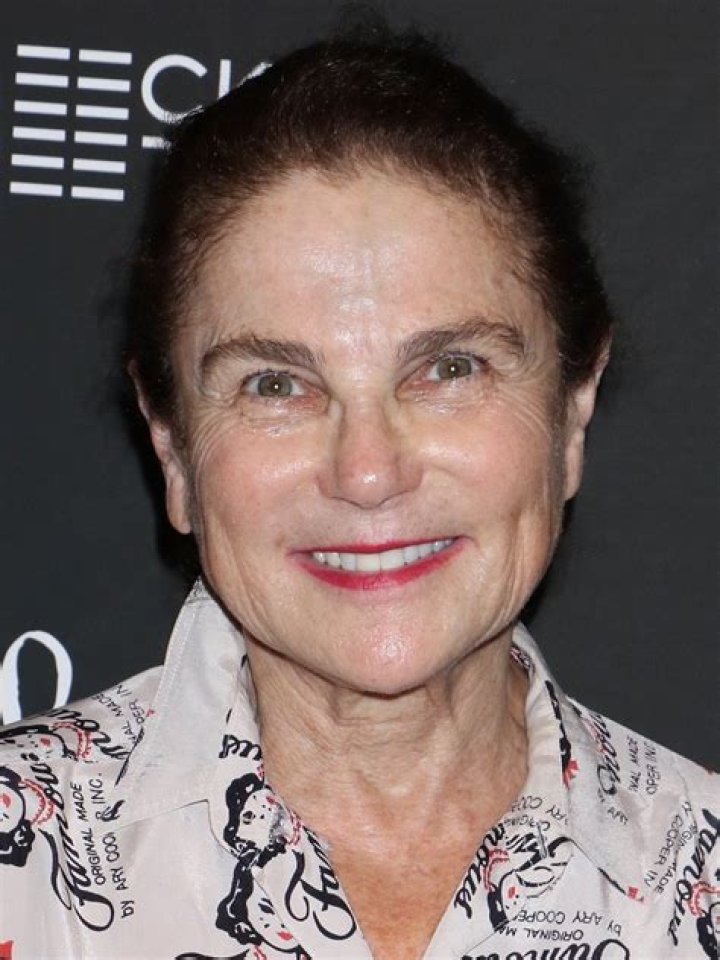 How tall is Tovah Feldshuh