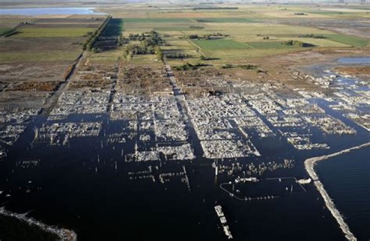 Incredible Photos Of The Flooded Ruins Of Villa Epecuén