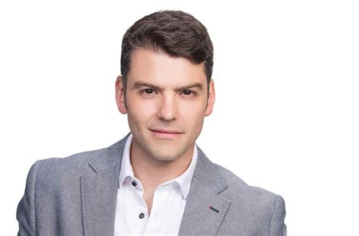 Vince Miranda (TV Actor) - Age, Birthday, Bio, Facts, Family, Net Worth, Height & More