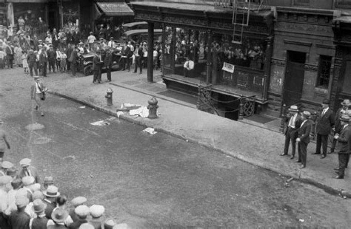 Amazing Vintage Crime Scenes Of New York, Then And Now