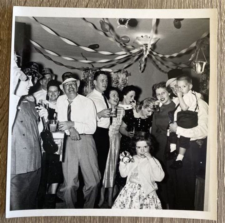 43 Vintage Photos Of New Year's Celebrations From Decades Past
