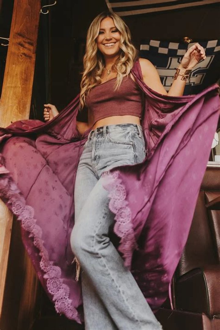 
Watch Karissa Ella Join Family and Friends in Sentimental Music Video for ‘Hometown Bar’ 