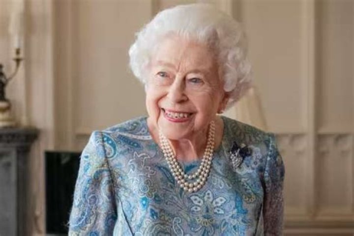 
What disease did Queen Elizabeth II die from? 