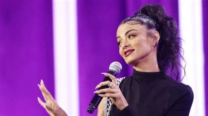 What does Golnesa Gharachedaghi do for a living?