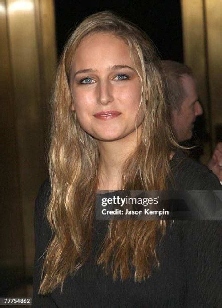 What does LeeLee Sobieski whisper to Tom Cruise?